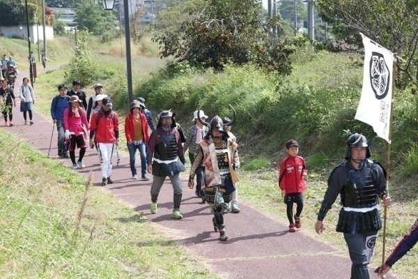 レンタルの本格甲冑から「マイ甲冑」まで参加可能　信州小諸のご当地グルメを味わいながら徳川軍が辿った道をウォーキング